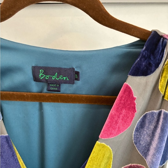 Boden silk v neck dress with velvet differing colored circle design - Picture 3 of 3